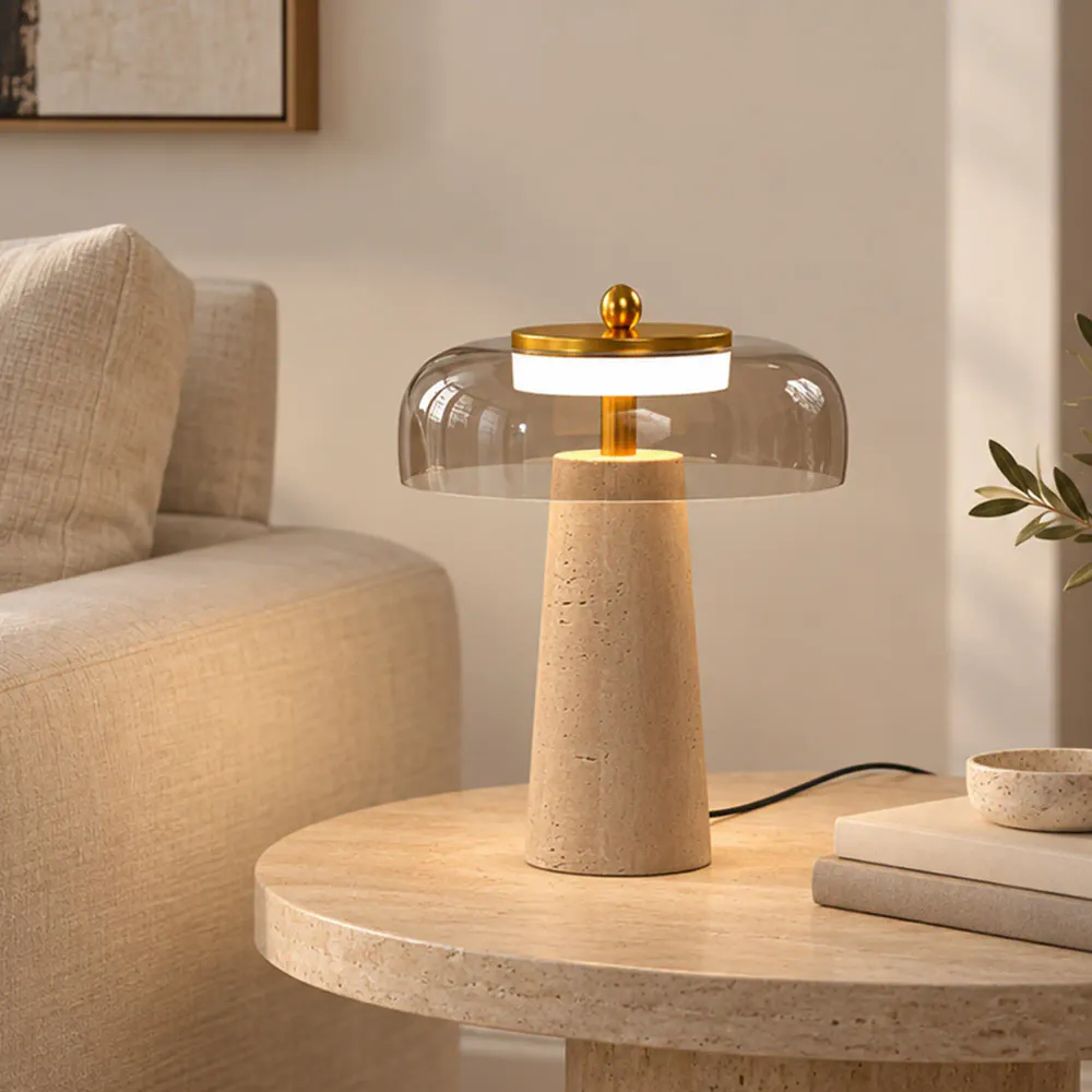 Bordlampe med travertinfot og ravfarget glass