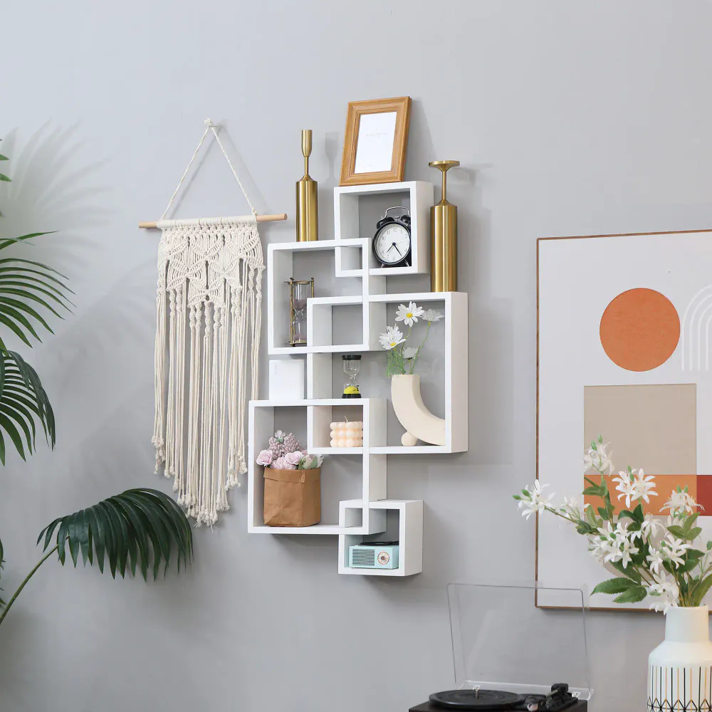 Hvit vegghylle i heltre med 9 rom