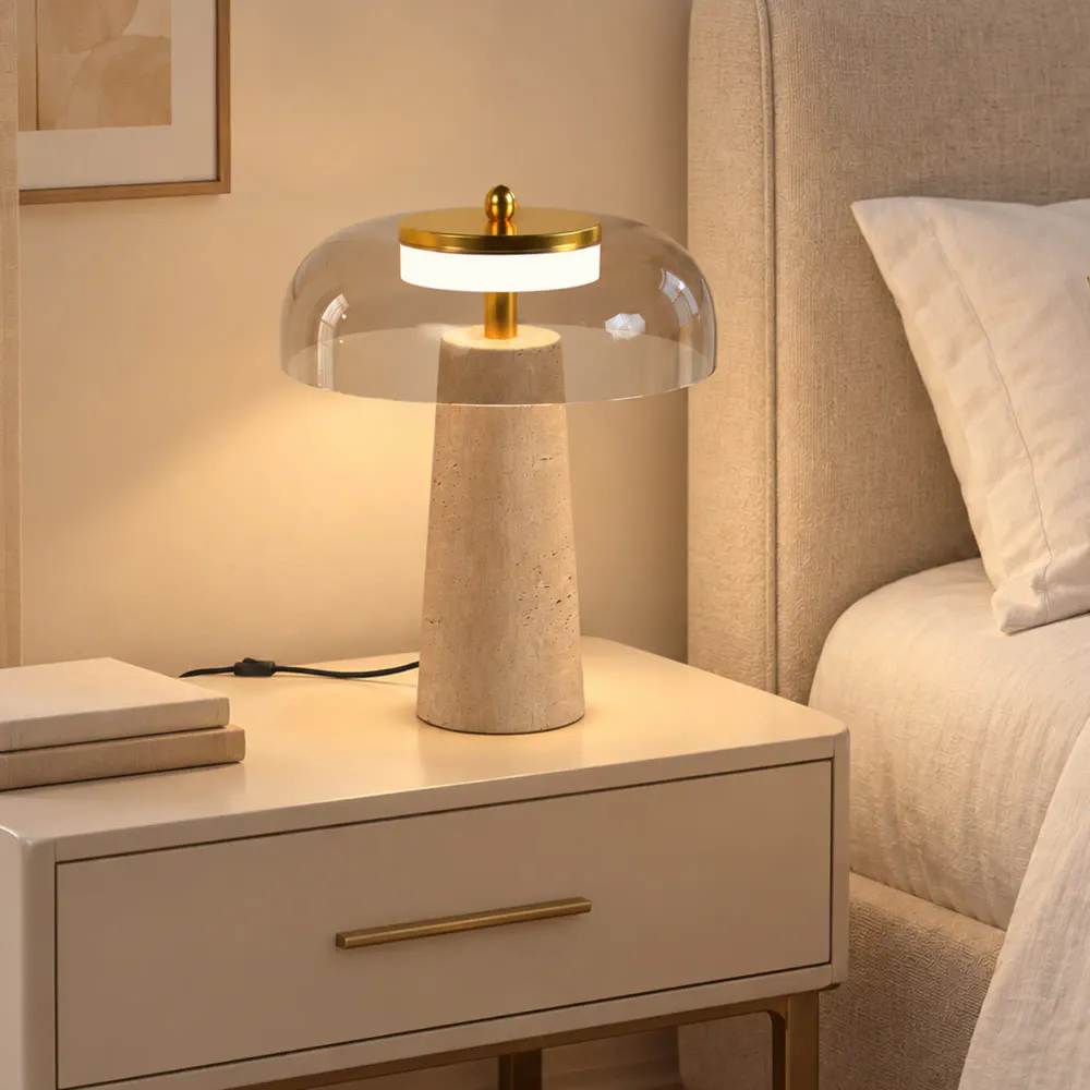 Bordlampe med travertinfot og ravfarget glass
